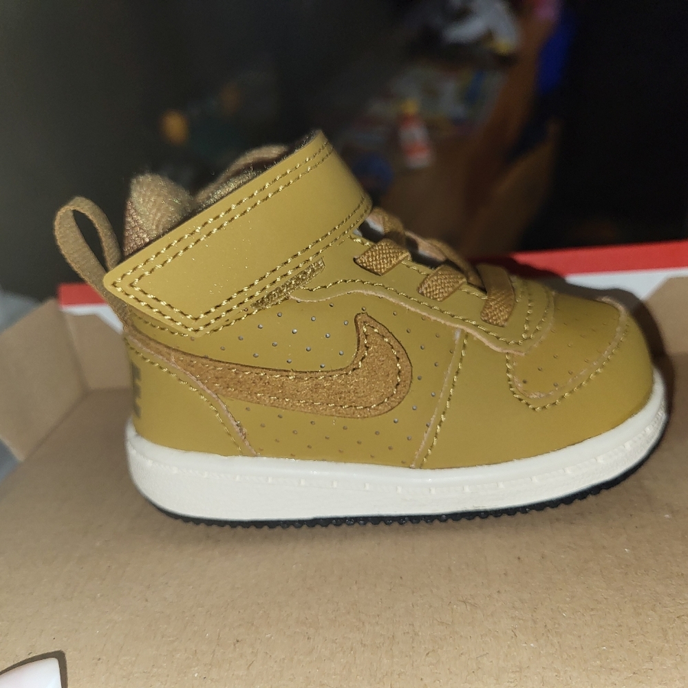 NWB! NIKE Court Borough Mid SIZE 3C for toddlers and babies